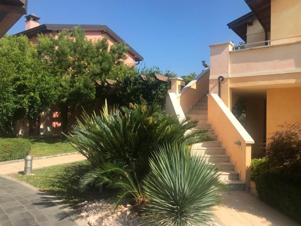 The Flowers - Apartments With Private Garden In Residence With Pool Manerba del Garda Exterior photo